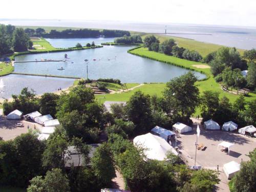 Luftaufnahme des Sommercamps Hinrich-Wilhelm-Kopf in Otterndorf: Zeltanlage am Deich