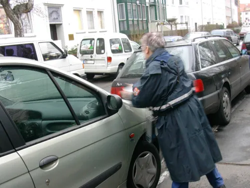 Politesse kontrolliert die Fahrzeuge in einer regennaßen Straße
