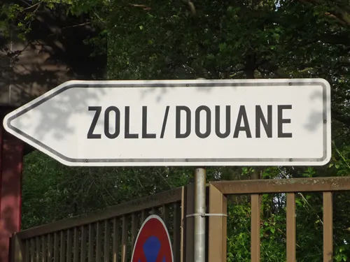 Ein Schild mit der Aufschrift Zoll/Douane