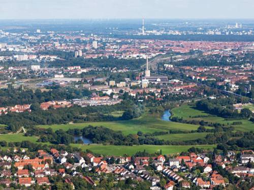 Luftbild Hannovers, das die zahlreichen grünen Einsprengsel in der Besiedelung zeigt