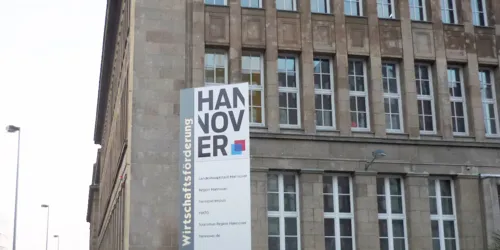 Hinweisschild auf hannoverimpuls im Haus der Wirtschaftsförderung
