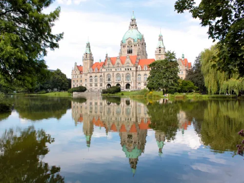 Das Neue Rathaus und der Maschteich