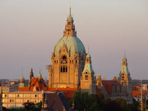 Rathaus von Waterloosäule bei Sonnenuntergang