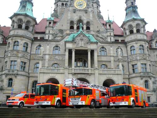 Vier Fahrzeuge der Feuerwehr vor dem Neuen Rathaus
