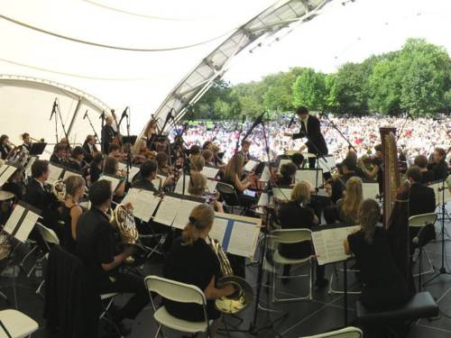 Musiker auf Open Air-Bühne