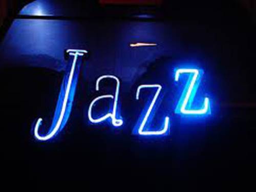 Ein Leuchtschild auf dem "Jazz" steht.
