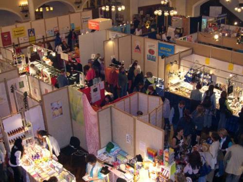 Blick von oben auf eine Messehalle.