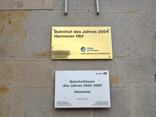 Tafeln an der Fassade.