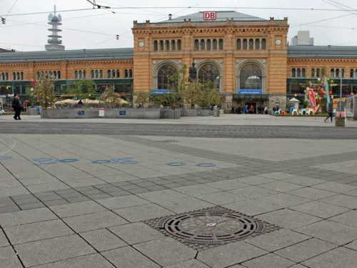 Ein Gully und der Hauptbahnhof im Hintergrund.