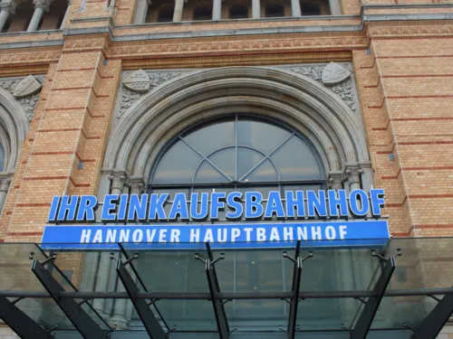 Ein Schild an der Front des Hauptbahnhofs.