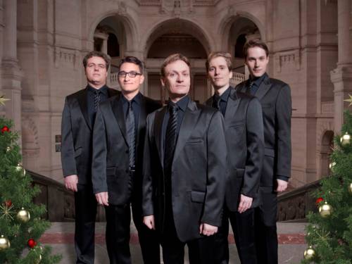 Fünf Männer mit schwarzen Anzügen.