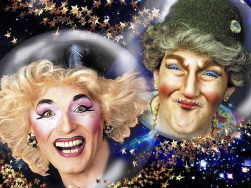 Zwei als schrille Damen geschminkte Männer