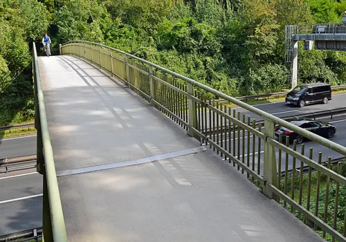 Fußgängerbrücke über Autobahn