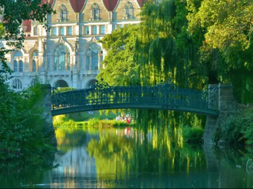Kleine Brücke über einem Gewässer.