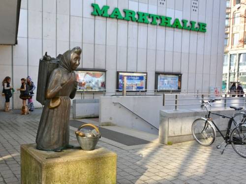 Statue einer Marktfrau