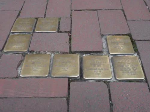 Quadratische beschriftete ins Straßenpflaster eingelassene Steine