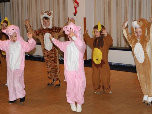 Kinder in Tierkostümen.