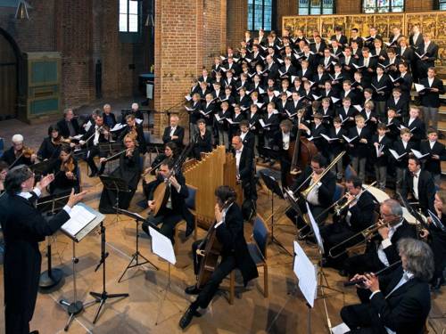Knabenchor mit Orchestermusikern bei einem Konzert in einer Kirche