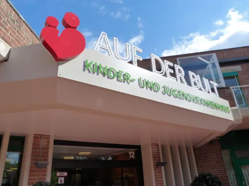 Portal mit der Aufschrift: Auf der Bult Kinder- und Jugendkrankenhaus