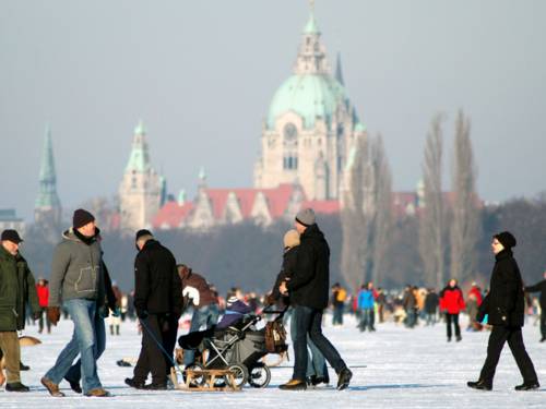 Menschen auf dem zugefrorenen Maschsee