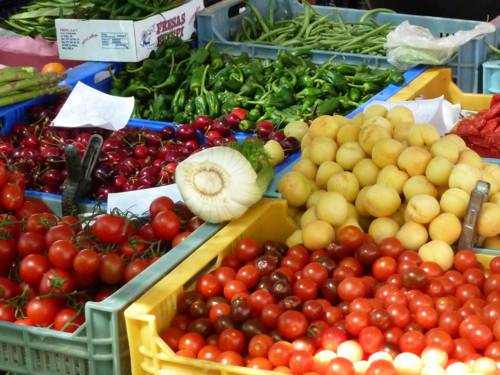 Obst und Gemüse an einem Marktstand.