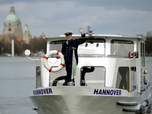 Ein Kapitän auf einem Boot.
