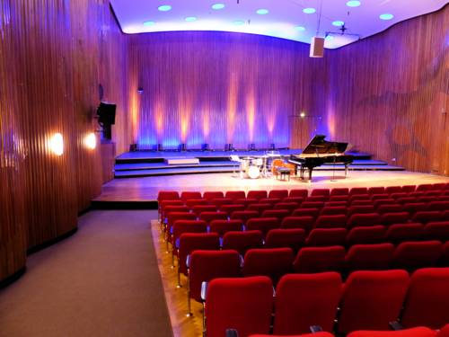 Leerer Konzertsaal mit Musikinstrumenten