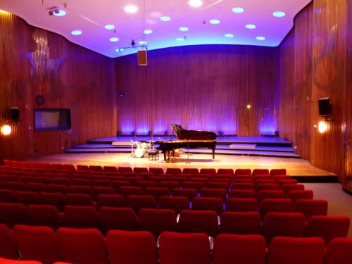 Leerer Konzertsaal mit Musikinstrumenten