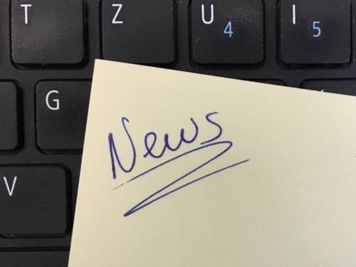 Schriftzug News handschriftlich auf einem Notizzettel