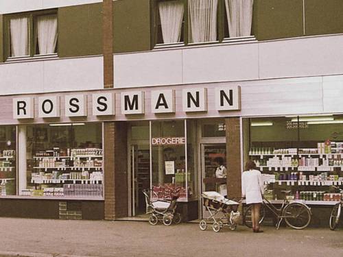 Blick auf die Schaufensterfront des ersten Rossmann-Markts 1972 in Hannover