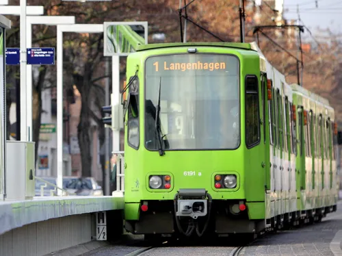 Stadtbahn bei der Anfahrt an einem Hochbahnsteig