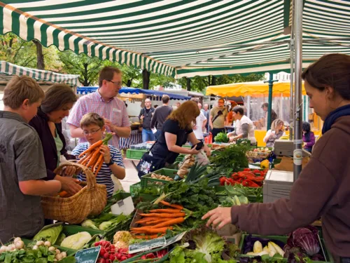 Einkaufssituation an einem Marktstand