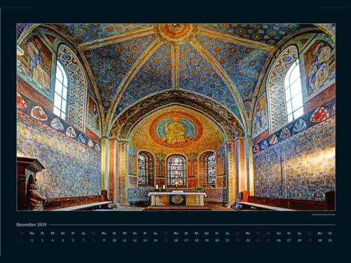 Ein Kalenderblatt zeigt einen farbenfrohen Kirchenraum