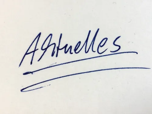Eine Schreibmaschine hat "Aktuelles" auf ein Blatt Papier geschrieben.