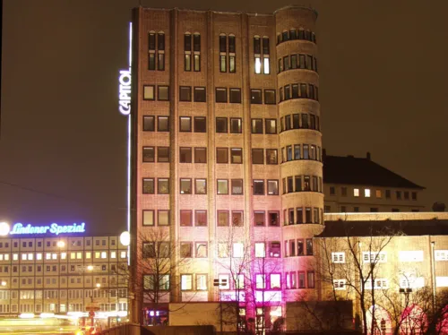 Das zehnstöckige Capitol bei Nacht vom anderen Ihmeufer aus gesehen.