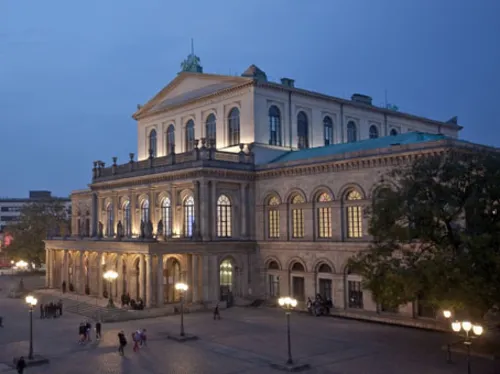 Das erleuchtete Opernhaus bei Nacht.