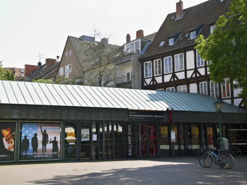 Außenansicht eines Theaters.