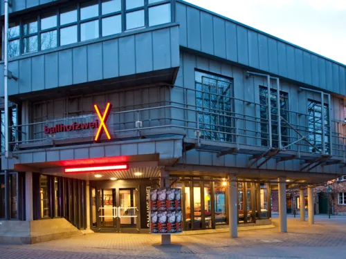 Außenansicht eines Theaters.