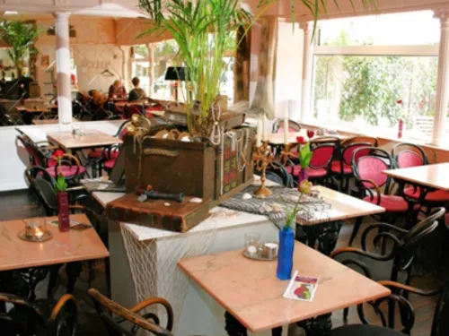 Ein Restaurant. In der Mitte steht eine Schatztruhe auf dem Tisch.