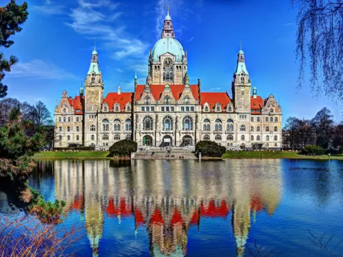 Rathaus in der Sonne. 
