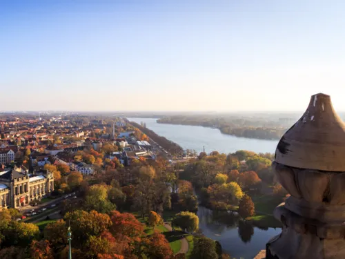 Blick von oben einen See in einer Stadt