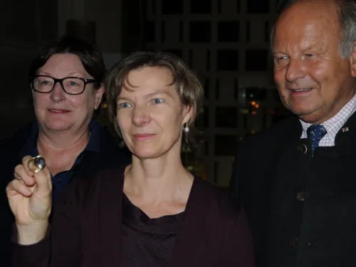 Ein Frau h&auml;lt einen Ring in den H&auml;nden.
