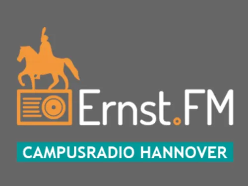 Eine stilisierte Reiterfigur auf einem ebenfalls stilisierten Radio in orange auf grauem Grund, ergänzt durch die Schriftzüge "Ernst.FM" und "Campusradio Hannover"