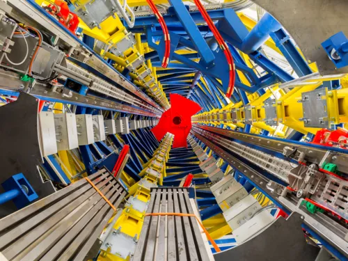 Tunnel mit technischen Vorrichtungen