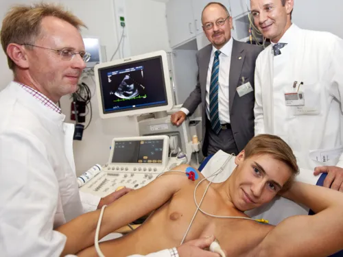 Ein junger Mann mit freiem Oberkörper wird untersucht.