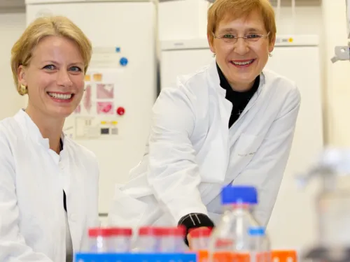 Zwei Frauen in weißen Kitteln
