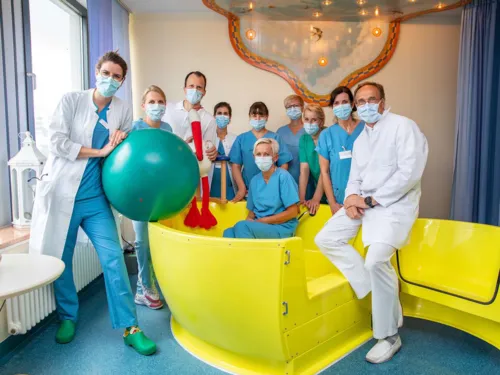 Zehn Personen in medizinischer Arbeitskleidung
