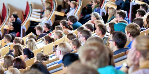 Ein Hörsaal voll junger Menschen.