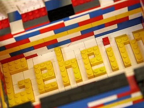 Das Wort "Geheim" aus Legosteinen gelegt.