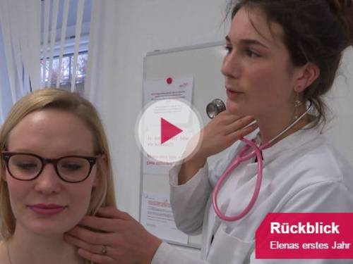 Eine junge Frau untersucht eine andere mit Stethoskop.